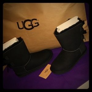 Black kids uggs with bow